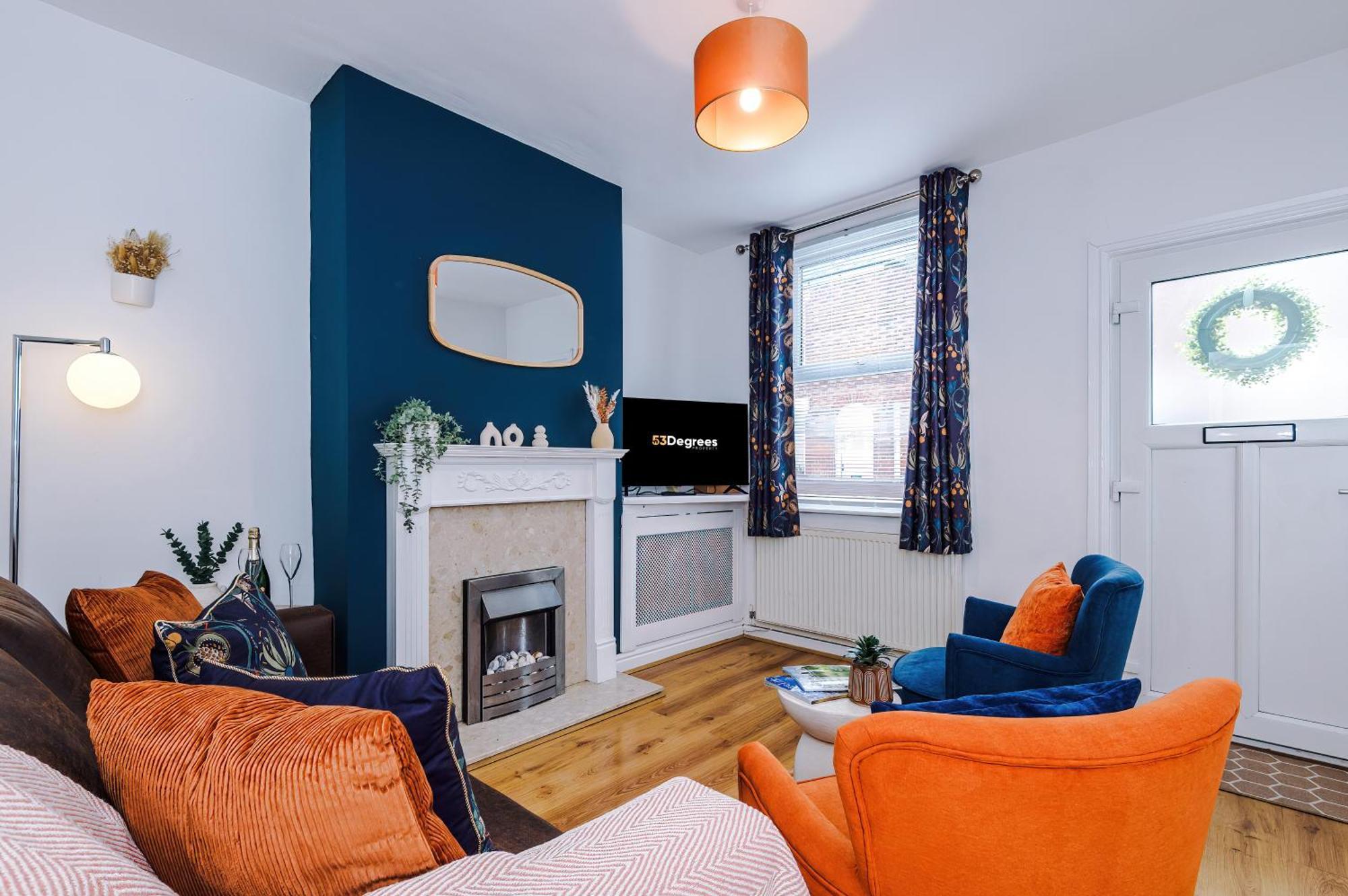 New! Spacious 2-Bed Home In Chester City-Centre By 53 Degrees Property, Ideal For Couples & Small Groups, Great Location - Sleeps 5 Exterior photo