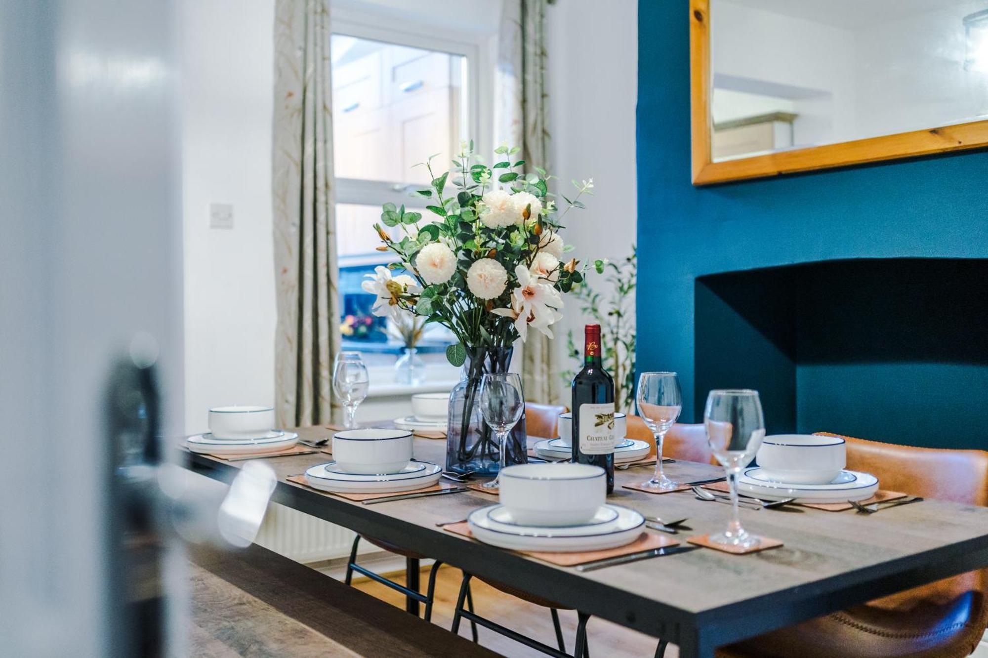 New! Spacious 2-Bed Home In Chester City-Centre By 53 Degrees Property, Ideal For Couples & Small Groups, Great Location - Sleeps 5 Exterior photo