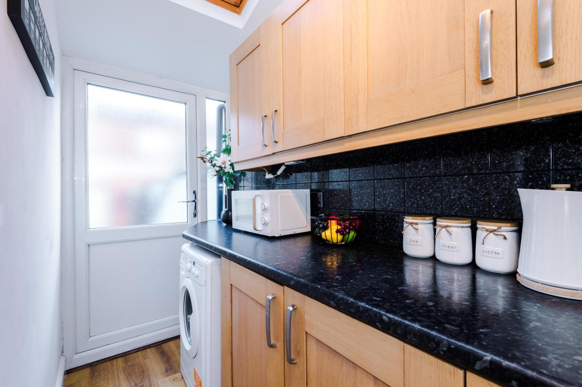New! Spacious 2-Bed Home In Chester City-Centre By 53 Degrees Property, Ideal For Couples & Small Groups, Great Location - Sleeps 5 Exterior photo