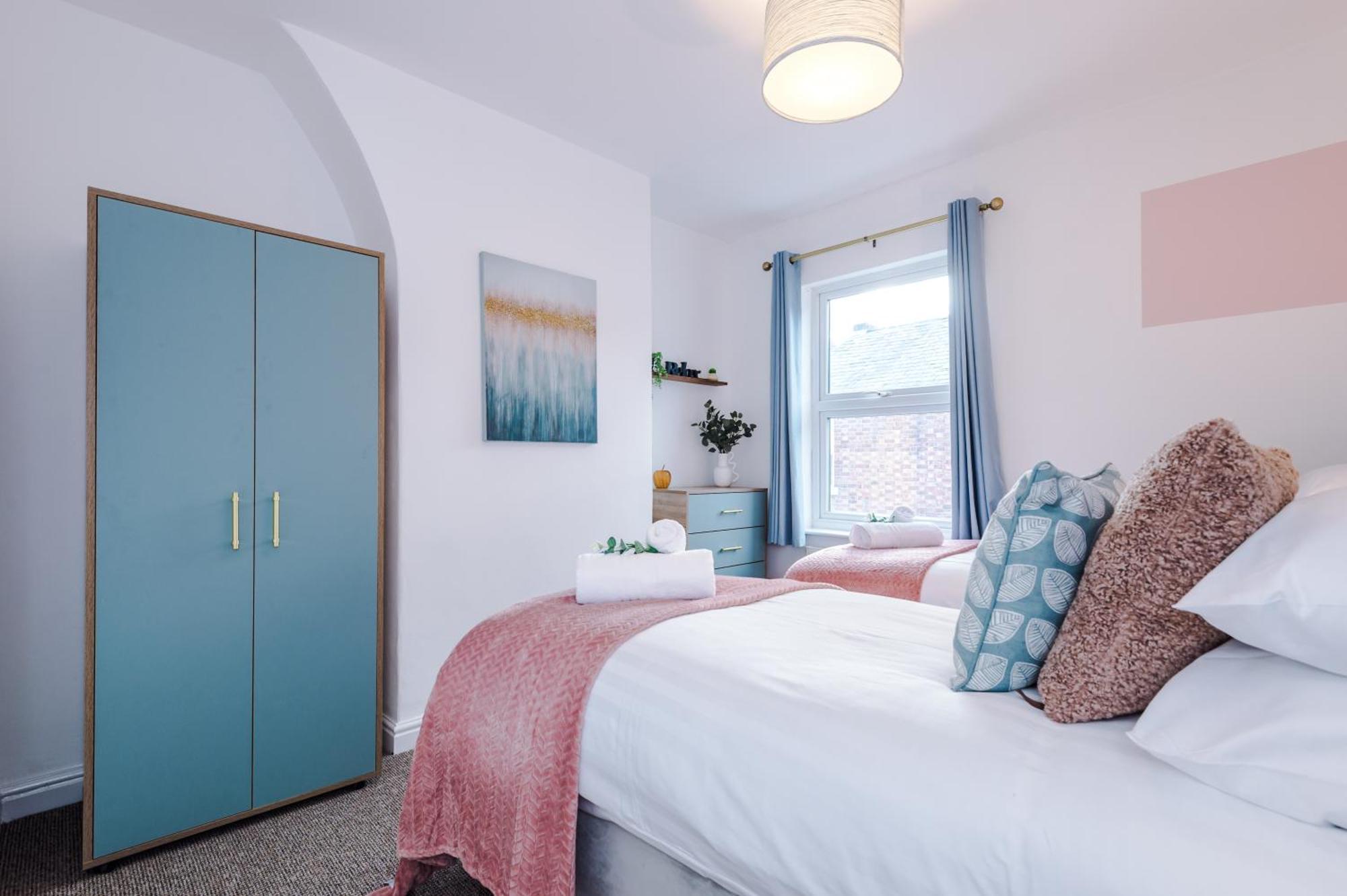 New! Spacious 2-Bed Home In Chester City-Centre By 53 Degrees Property, Ideal For Couples & Small Groups, Great Location - Sleeps 5 Exterior photo